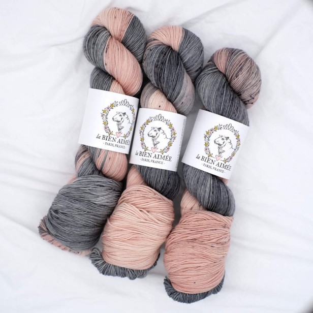 Trzy motki nakrapianej włóczki La Bien Aimee Merino Super Sock w szaro-brzoskwiniowym kolorze Ciel d'Orage