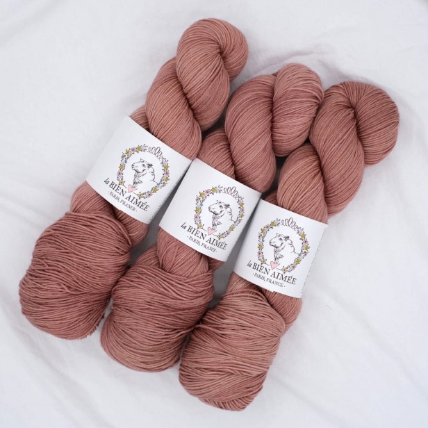 Trzy precle miękkiej włóczki skarpetkowej La Bien Aimee Merino Super Sock w zgaszonym różowym kolorze Clay