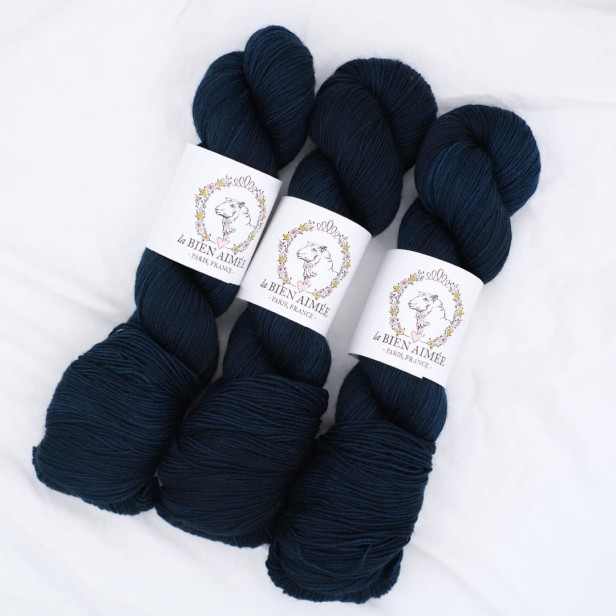 Trzy motki ciemnogranatowej włóczki skarpetkowej La Bien Aimee Merino Super Sock w głębokim kolorze Winterfell