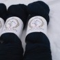 Zbliżenie na granatowy motek ręcznie farbowanej wełny LBA Merino Super Sock odcień Winterfell