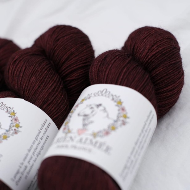 Zbliżenie na mahoniowy motek ręcznie farbowanej włóczki skarpetkowej LBA Merino Super Sock odcień Acajou