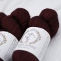 Zbliżenie na mahoniowy motek ręcznie farbowanej włóczki skarpetkowej LBA Merino Super Sock odcień Acajou