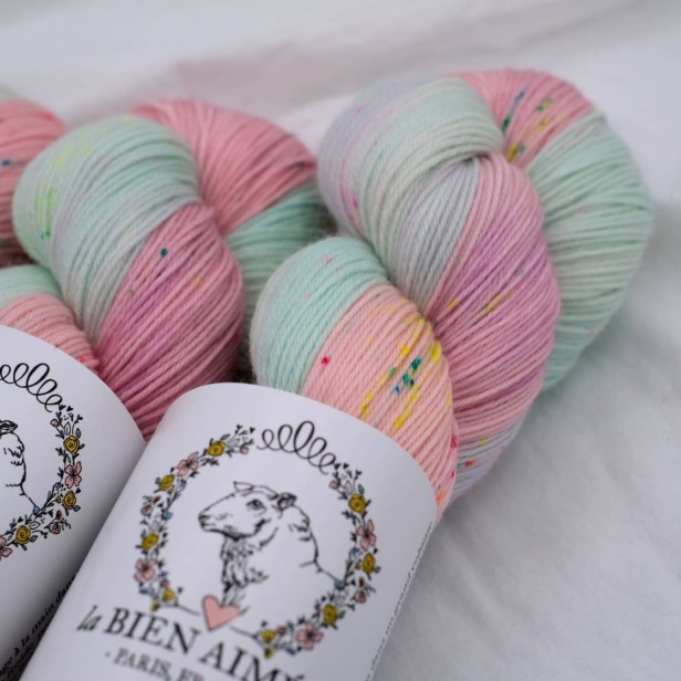 Zbliżenie na neonowo-pastelowy motek przędzy skarpetkowej LBA Merino Super Sock kolor Guiyeopda