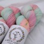 Zbliżenie na neonowo-pastelowy motek przędzy skarpetkowej LBA Merino Super Sock kolor Guiyeopda