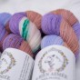 Fioletowo-pastelowy motek ręcznie farbowanej wełny skarpetkowej LBA Merino Super Sock odcień Liesl w zbliżeniu