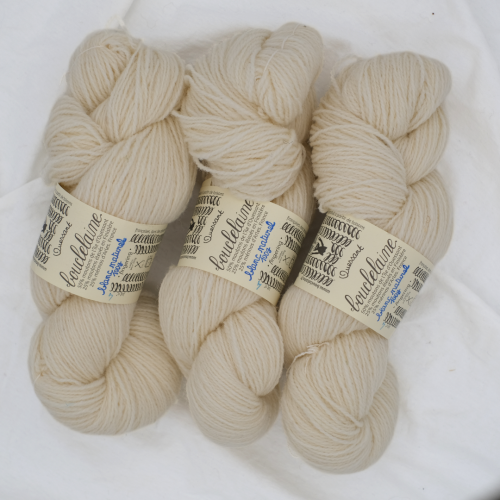 Trzy precle naturalnej białej wełny Bouclelaine Ouessant w kremowym odcieniu Blanc Naturel