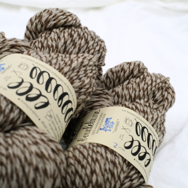 Zbliżenie na puszysty motek naturalnej włóczki Bouclelaine Hampshire Worsted kolor Frisson