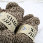Zbliżenie na puszysty motek naturalnej włóczki Bouclelaine Hampshire Worsted kolor Frisson