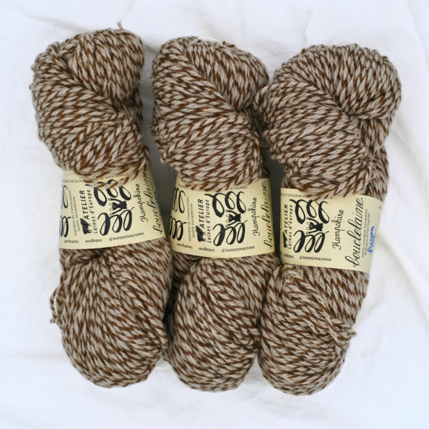 Trzy precle niegryzącej włóczki Bouclelaine Hampshire Worsted w szarobrązowym odcieniu Frisson (Dreszcz)