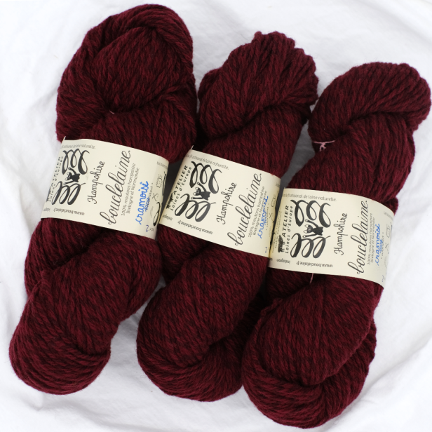 Trzy motki miękkiej przędzy rzemieślniczej Bouclelaine Hampshire Worsted w głębokim kolorze Cramoisi (Karmazyn)