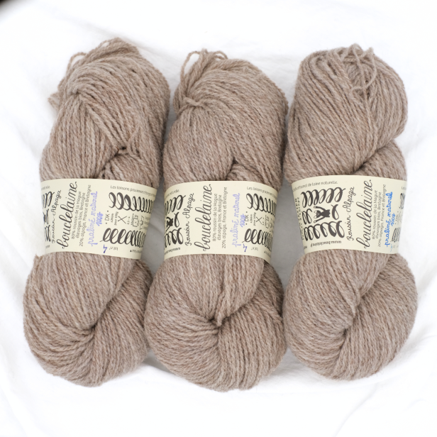 Trzy precle naturalnej wełny Bouclelaine Roussin w ciepłym, orzechowym odcieniu Praline Naturel