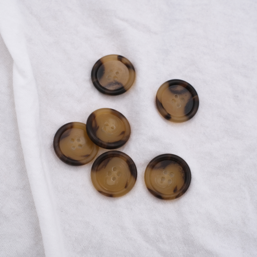 Zestaw brązowych guzików marmurkowych Caramel Blend 23 mm do projektów na drutach