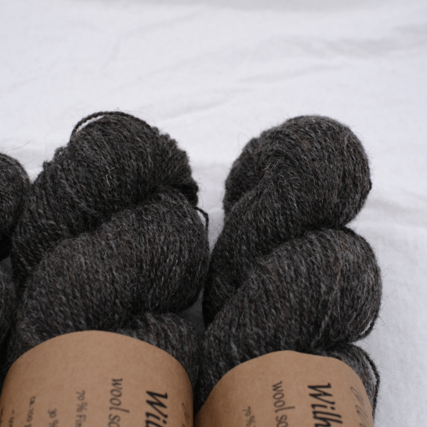 Zbliżenie na ciemnoszary motek ekologicznej przędzy skarpetkowej Vuonue Wilhelmi Undyed kolor Dark grey