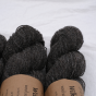Zbliżenie na ciemnoszary motek ekologicznej przędzy skarpetkowej Vuonue Wilhelmi Undyed kolor Dark grey