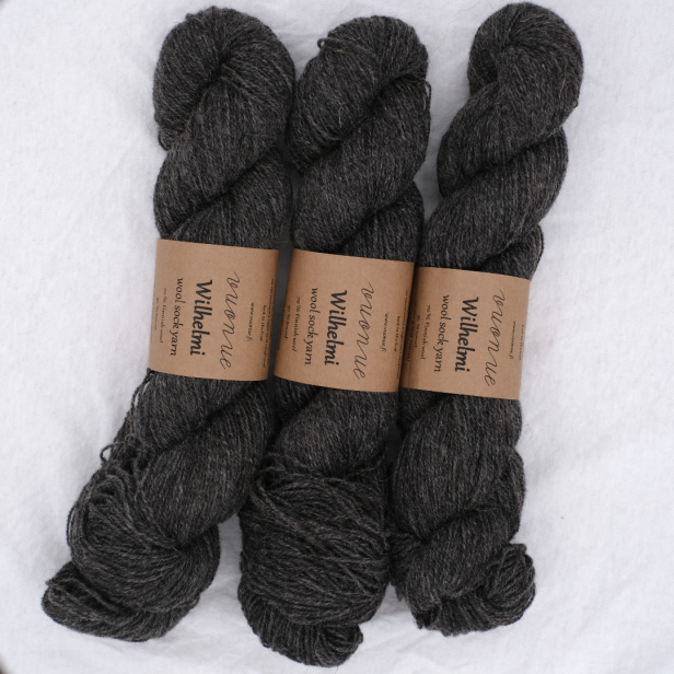 Trzy precle ciemnoszarej włóczki skarpetkowej Vuonue Wilhelmi Undyed w grafitowym odcieniu Dark grey