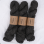 Trzy precle ciemnoszarej włóczki skarpetkowej Vuonue Wilhelmi Undyed w grafitowym odcieniu Dark grey