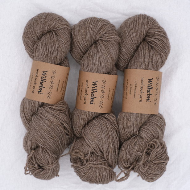Trzy precle beżowej włóczki skarpetkowej Vuonue Wilhelmi Undyed w naturalnym kolorze Beige