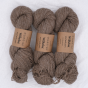 Trzy precle beżowej włóczki skarpetkowej Vuonue Wilhelmi Undyed w naturalnym kolorze Beige