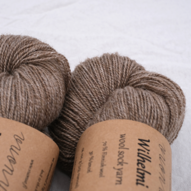 Beżowy motek surowej, biodegradowalnej wełny do dziergania skarpetek Vuonue Wilhelmi Undyed odcień Beige