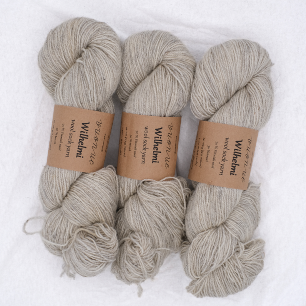 Trzy precle jasnoszarej, w 100% naturalnej włóczki skarpetkowej Vuonue Wilhelmi Undyed odcień Light grey