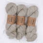 Trzy precle jasnoszarej, w 100% naturalnej włóczki skarpetkowej Vuonue Wilhelmi Undyed odcień Light grey