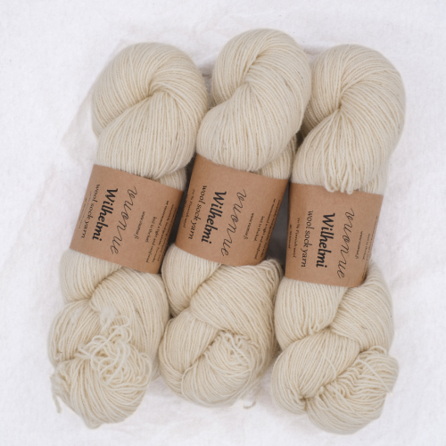 Trzy precle naturalnie białej włóczki skarpetkowej Vuonue Wilhelmi Undyed w odcieniu Natural white