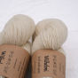 Zbliżenie na kremowy motek biodegradowalnej przędzy do skarpetek Vuonue Wilhelmi kolor Natural white