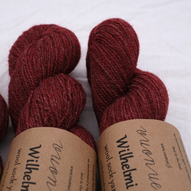 Czerwony motek w 100% naturalnej włóczki skarpetkowej Vuonue Wilhelmi odcień Dark red w zbliżeniu
