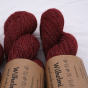 Czerwony motek w 100% naturalnej włóczki skarpetkowej Vuonue Wilhelmi odcień Dark red w zbliżeniu