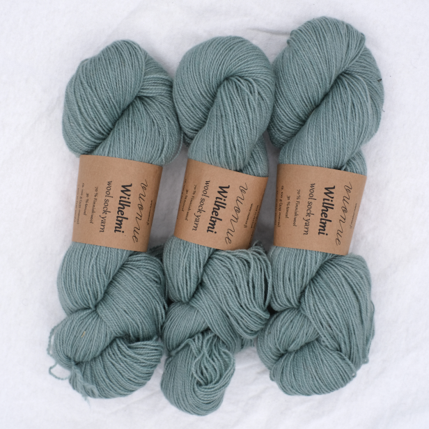 Trzy precle zgaszonej, morskiej włóczki Vuonue Wilhelmi w odcieniu Light blue/green
