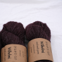 Bordowy precel biodegradowalnej przędzy Vuonue Wilhelmi Dyed w kolorze Burgundy do dziergania