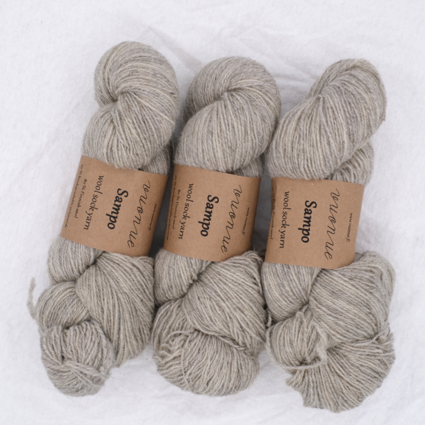 Trzy precle jasnoszarej włóczki Vuonue Sampo Undyed w chłodnym kolorze Light Grey