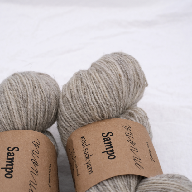 Jasnoszary motek niebarwionej włóczki Vuonue Sampo Undyed w odcieniu Light Grey w zbliżeniu