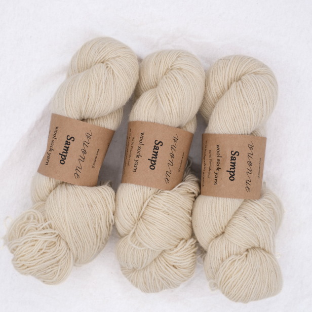 Trzy precle naturalnie białej włóczki Vuonue Sampo Undyed w odcieniu Natural White do dziergania