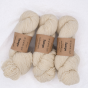Trzy precle naturalnie białej włóczki Vuonue Sampo Undyed w odcieniu Natural White do dziergania