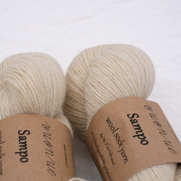 Zbliżenie na motek kremowej wełny Vuonue Sampo Undyed kolor Natural White - ekologiczna włóczka