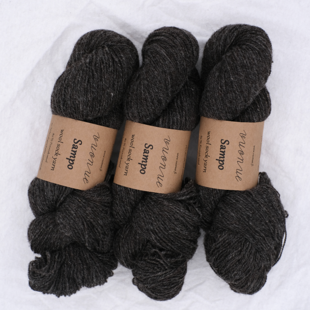 Trzy precle ciemnoszarej, grafitowej przędzy Vuonue Sampo Undyed w odcieniu Dark Grey