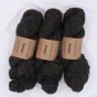 Trzy precle ciemnoszarej, grafitowej przędzy Vuonue Sampo Undyed w odcieniu Dark Grey