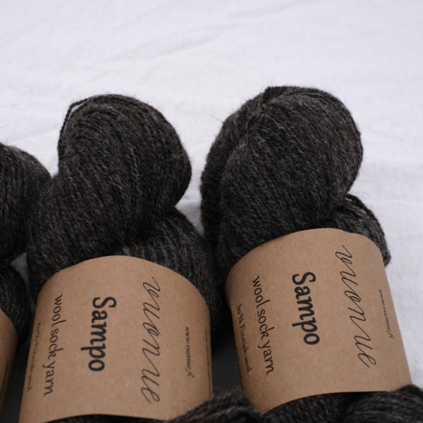 Zbliżenie na ciemnoszary motek surowej włóczki Vuonue Sampo Undyed w kolorze Dark Grey na ciepłe swetry