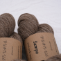 Zbliżenie na beżowy motek naturalnej przędzy Vuonue Sampo Undyed w odcieniu Beige z etykietą