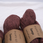 Motek wełny Vuonue Sampo w głębokim odcieniu Dark Rose w zbliżeniu – naturalne przędze z Finlandii
