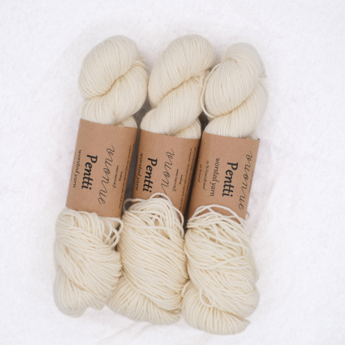 Trzy precle naturalnie białej włóczki Vuonue Pentti Undyed w odcieniu Natural white do robienia na drutach