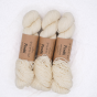 Trzy precle naturalnie białej włóczki Vuonue Pentti Undyed w odcieniu Natural white do robienia na drutach