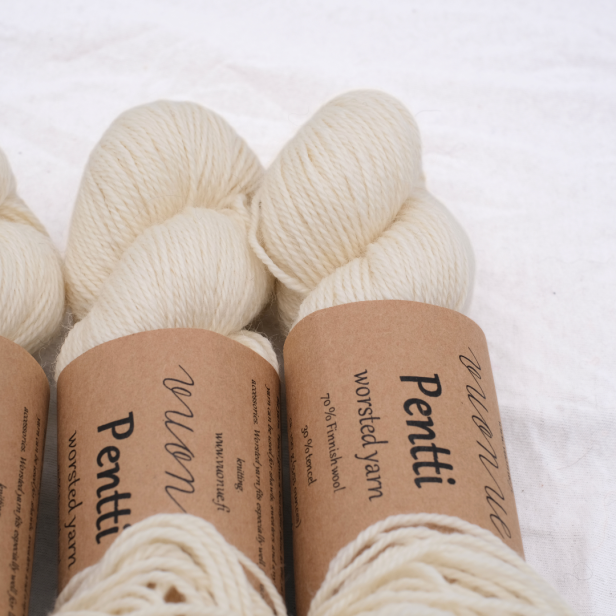 Zbliżenie na kremowy motek gładkiej przędzy Vuonue Pentti Undyed w kolorze Natural white
