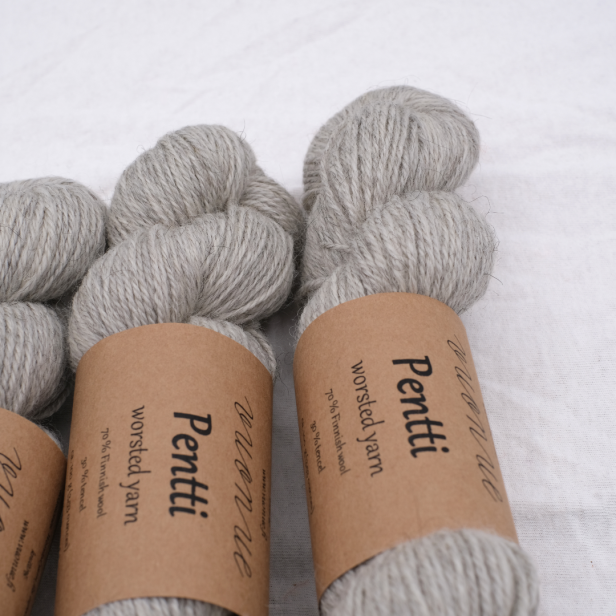 Jasnoszare precle delikatnej włóczki Vuonue Pentti Undyed w chłodnym odcieniu Light Grey