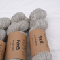 Jasnoszare precle delikatnej włóczki Vuonue Pentti Undyed w chłodnym odcieniu Light Grey