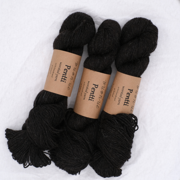 Trzy motki czarnej, surowej wełny Vuonue Pentti Undyed w głębokim kolorze Black