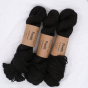 Trzy motki czarnej, surowej wełny Vuonue Pentti Undyed w głębokim kolorze Black
