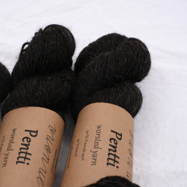 Zbliżenie na czarną, niezwykle miękką przędzę Vuonue Pentti Undyed odcień Black na delikatne projekty