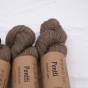 Beżowy motek niebarwionej przędzy Vuonue Pentti Undyed w odcieniu Beige w zbliżeniu